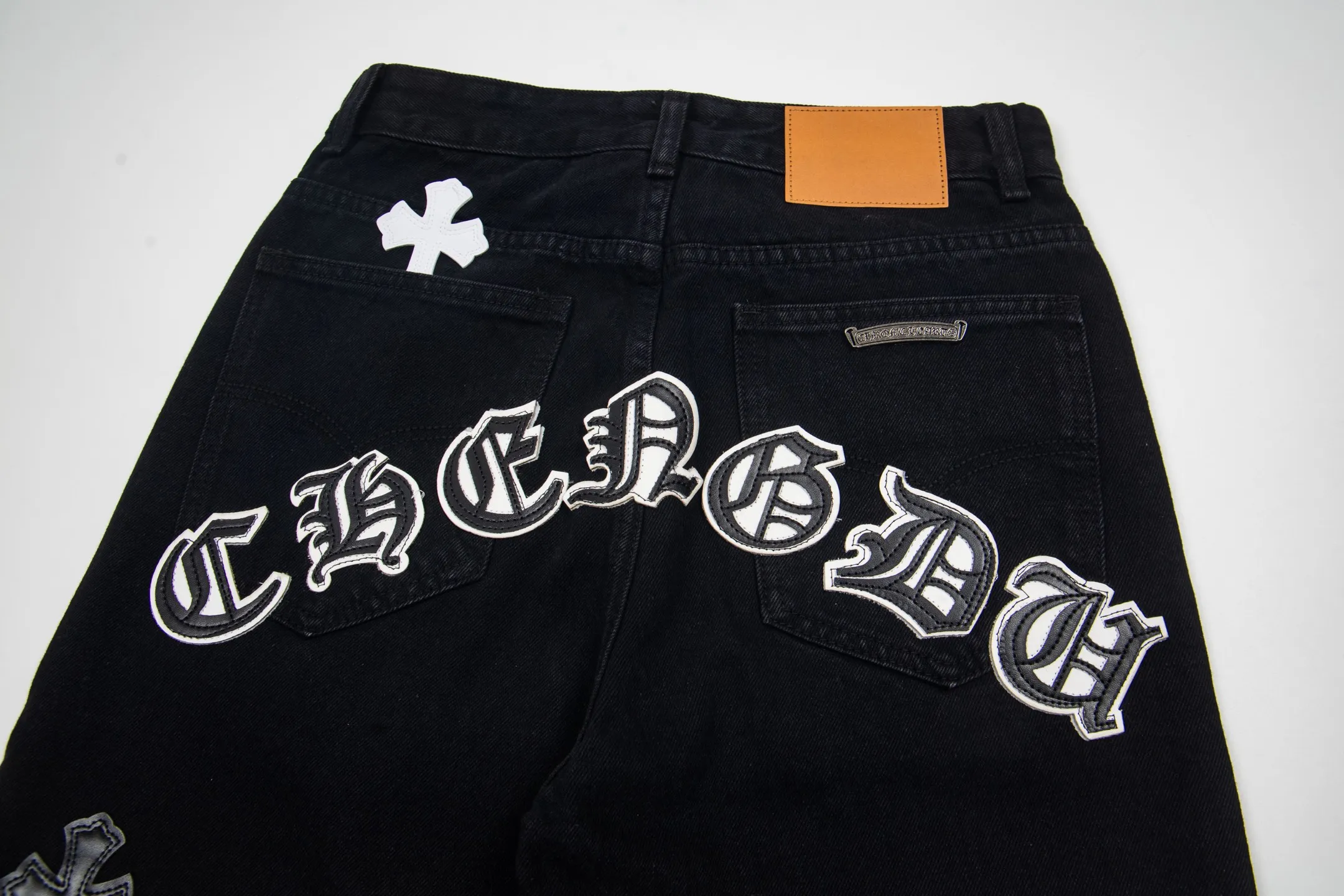 P260 Chrome Hearts Black Pants Sanskrit Black and White Patch Leather Jeans CH jeans need to be washed and then disassembled and hand-stitched with sheepskin cross leather and then spliced ​​together to complete. The whole piece has too many craftsmanship to explain, patchwork cross pattern embellishment, high-waisted washed jeans! ! Absolutely high-end luxury products, god-level single products and super popular products, made with top heavy industry, a must-see magic weapon. Customized hardware. The fabric is thick and soft after washing. It has good breathability. Customized small leather label. Unique design. The details are simple and elegant, and the workmanship is exquisite. The entire trousers are neatly routed and the details are in place! It’s so cool that both men and women can easily control the genderless trend! Style number: 1875# Color: black Size: 28 30 32 34